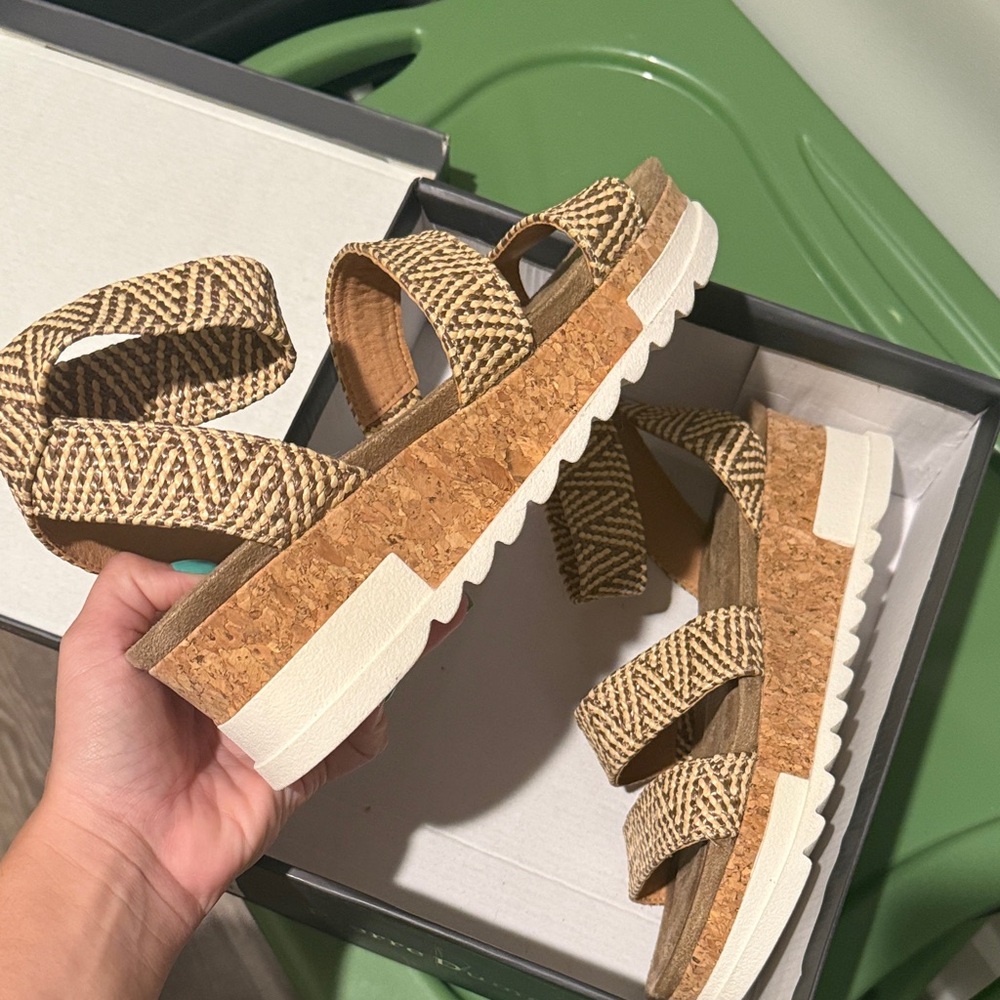 Buckle Tan and Cream Woven Sandals